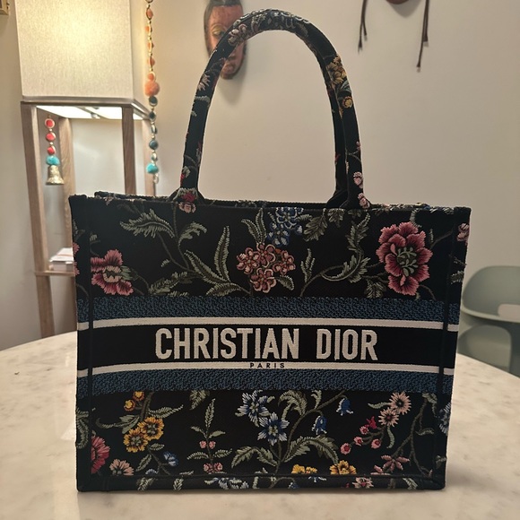 Dior Medium Book Tote: limited edition Les petites fleurs spring 2023. - Picture 1 of 8